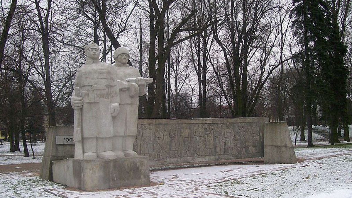 Mieszkaniec wsi Młynisko uratował pomnik żołnierzy radzieckich, przenosząc go na swoją działkę - podaje agencja RIA Nowosti.