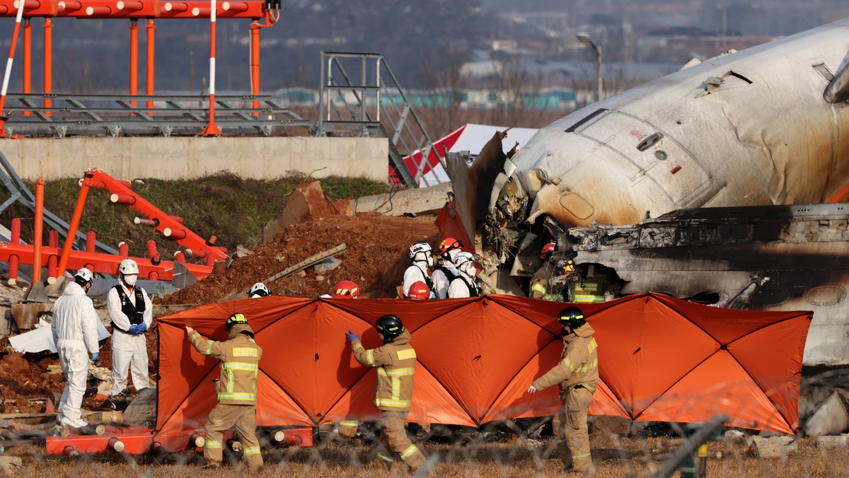 Czarne skrzynki samolotu Boeing przestały rejestrować dane cztery minuty przed katastrofą w Korei Południowej [Źródło: PAP]