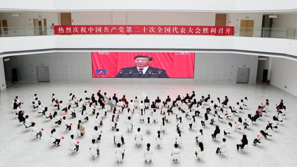 Przedstawiciele nauczycieli i studentów Wyższej Szkoły Zawodowej Inteligentnej Inżynierii oglądają ceremonię otwarcia kongresu, Chongqing, 16 października 2022 r.