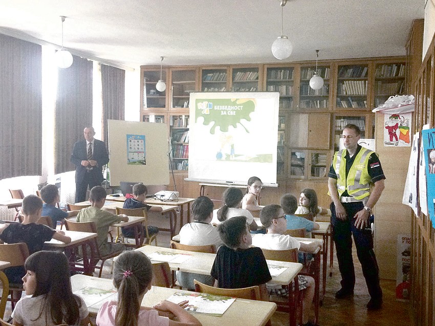 Programom “Bezbednost za sve”  kompanija ukazuje učenicima trećeg razreda se treba ponašati u saobraćaju, a samo u 2018.  učestvovalo je 13.000 mališana