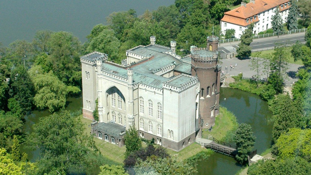 Blisko 660 tys. zł kosztował remont elewacji frontowej zamku w Kórniku. Prace były konieczne, bo dotychczasowe tynki zagrażały m.in. odwiedzającym obiekt turystom; obiekt odzyskał historyczną kolorystykę.