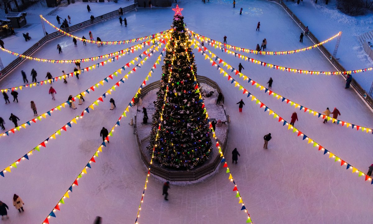 Wypadek na lodowisku. Chłopiec trafił do szpitala, bo nie miał kasku