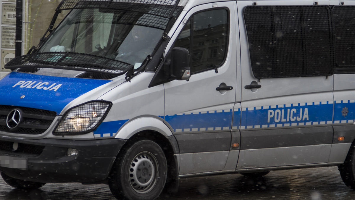 W Roguszynie 32-letni policjant pomagał kierowcy samochodu, który wpadł do rowu i sam został potrącony przez przejeżdżające auto. Funkcjonariusz zmarł w szpitalu.