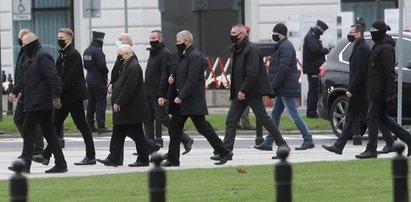 Kaczyński, Macierewicz i Błaszczak na miesięcznicy [ZDJĘCIA]