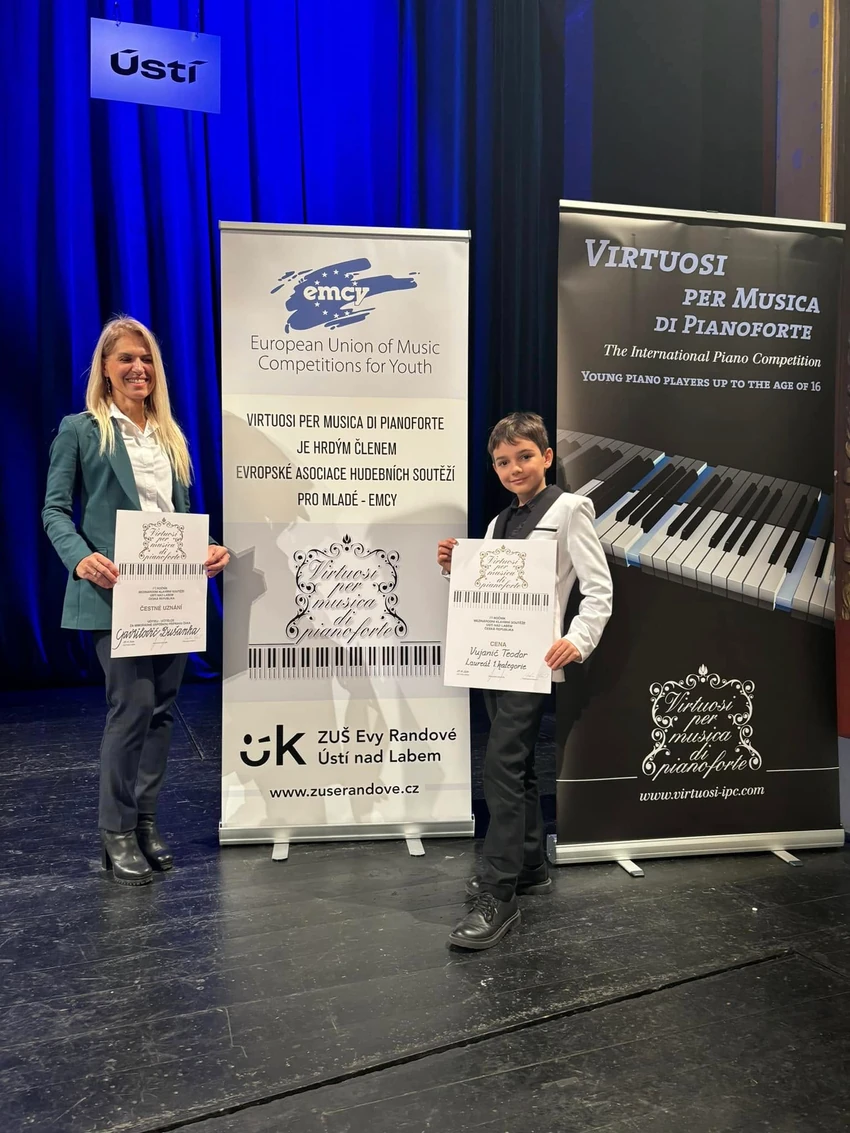 Teodor sa osvojenom nagradom na međunarodnom takmičenju, sa profesorkom Dušankom Gavrilović 