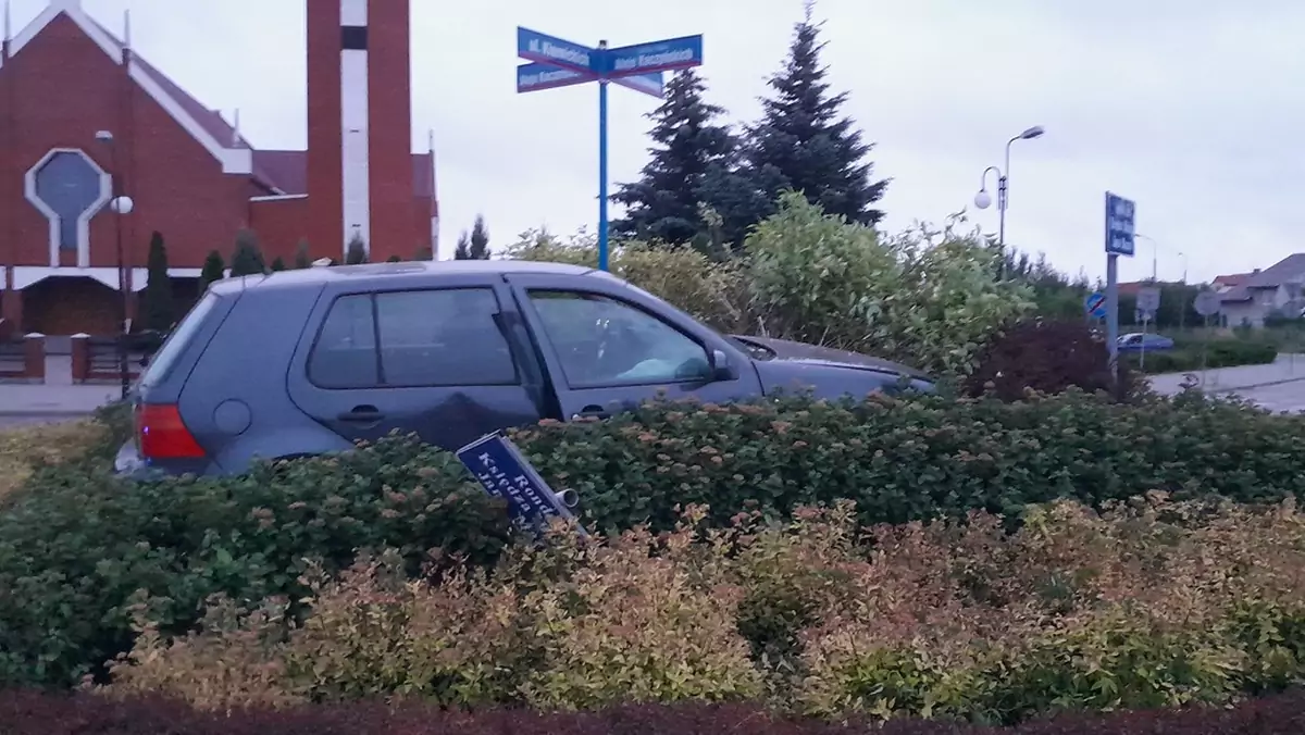 Volkswagen Golf wjechał z impetem na rondo i tam zaparkował