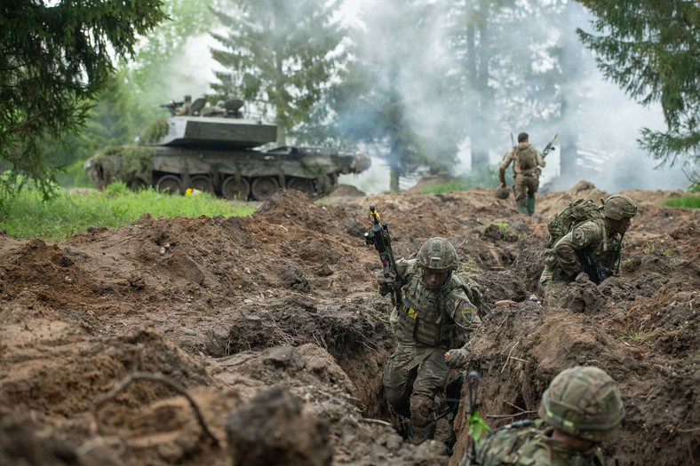 Żołnierze na ćwiczeniach prowadzonych przez Estonię w pobliżu granicy z Rosją, 27 maja 2021 r.