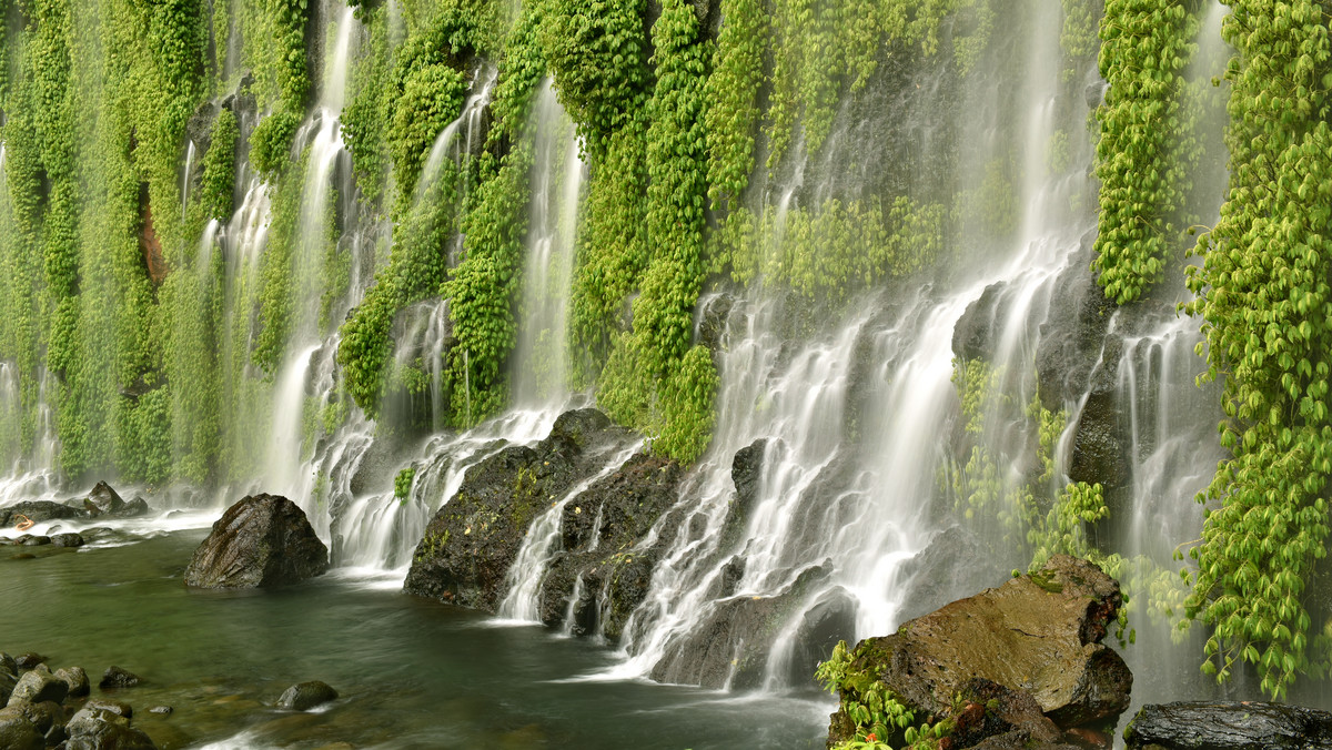 Strumienie krystalicznie czystej wody spływające po pokrytym zieloną roślinnością skalnym klifie. Sędziowie krajowego konkursu fotograficznego, który odbył się w 2012 roku na Filipinach, uznali zdjęcie przedstawiające ten krajobraz za najpiękniejsze, a tym samym ogłosili istnienie wodospadu nazwanego Asik-Asik.