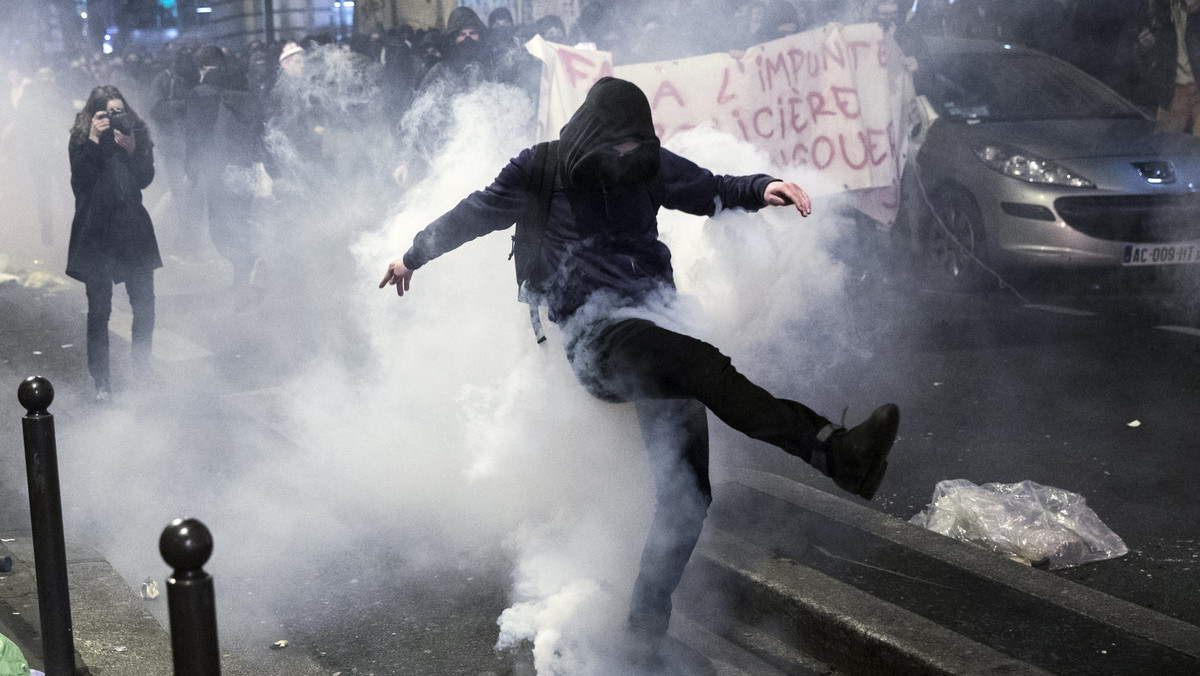 Demonstracja w Paryżu po gwałcie na 22-latku