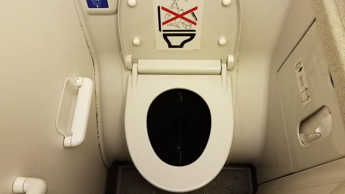 Stewardesa narzeka, że wielu pasażerów robi to w toaletach