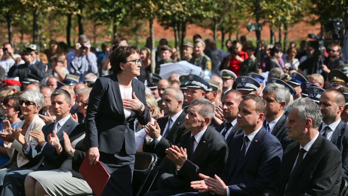 Premier Ewa Kopacz złoży dzisiaj po południu wizytę na Ukrainie. Wraz z szefem ukraińskiego rządu Arsenijem Jaceniukiem wezmą udział w uroczystości na Polskim Cmentarzu Wojennym w Bykowni.