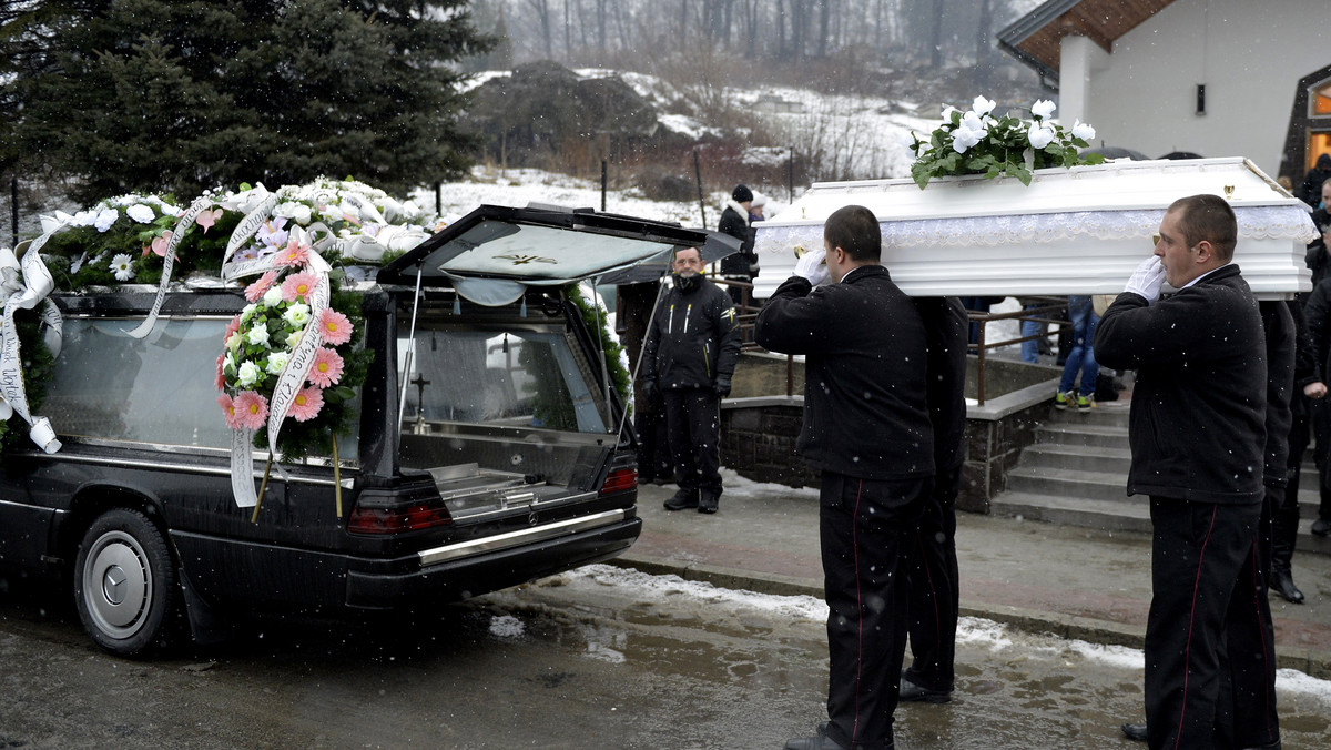 Na cmentarzu w Lesku pochowano po południu siedemnastoletnią Kamilę M., która zginęła razem z podejrzanym o morderstwo mężczyzną w Sanoku.