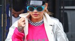 Rita Ora w neonowym stroju na ulicach Nowego Jorku