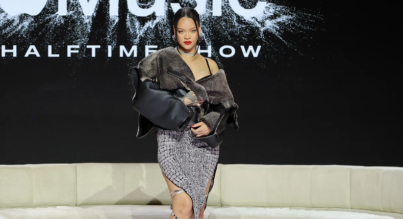 Rihanna en conférence de presse pour le Super Bowl LVII Halftime Show / Mike Coppola/Getty Images