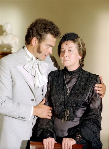 PHOTO: EAST NEWS/POLFILMNad Niemnemrez: Zbigniew Kużmińskiprod: Piotr Dzięcioł, Zespół 'Profil' 1986 rokJacek Chmielnik- Zygmunt KorczyńskiMaria Nowotarska-Andrzejowa Korczyńska, matka ZygmuntaWykorzystanie w reklamie, przetwarzanie i fotomontaż- ZABRONIONE bez pisemnej zgody Agencjirozmowa dama dzentelmen kobieta mezczyzna wiesniak wdowa czarny stroj kobieta w czerni pekaesy dlugie pejsy marynarka frak muszka rozmowy frak zdenerwowanie uniesienie objecie obejmowanie objac