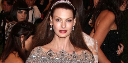 Była supermodelką, a teraz ma zdeformowane ciało po nieudanym zabiegu. Linda Evangelista pokazała się pierwszy raz po kriolipolizie