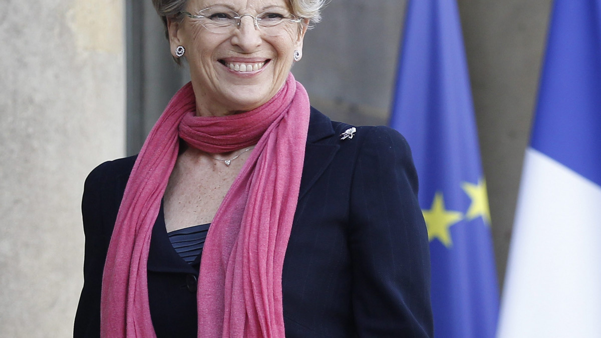 Francuska opozycja zażądała odwołania minister spraw zagranicznych Michele Alliot-Marie po tym jak media zarzuciły jej podróżowanie prywatnym samolotem członka klanu obalonego prezydenta Tunezji. Szefowa dyplomacji nazwała zarzuty "kłamstwem".