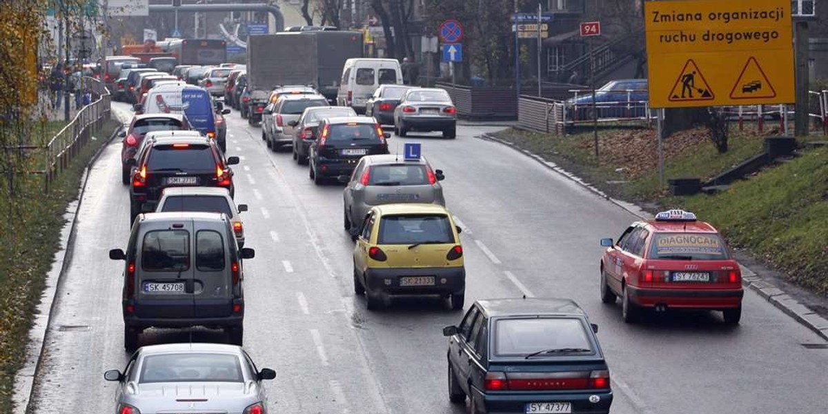 Przez remonty drog cale centrum  Bytomia jest zakorkowane .