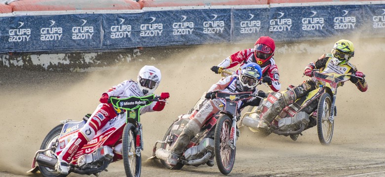 O włos od tragedii na torze w Krośnie. Motocykl rozbił się tuż obok młodych dziewczyn [WIDEO]