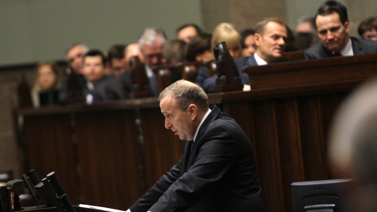 Wspieranie finansowe strefy euro to ubezpieczanie domu bogatych sąsiadów - powiedział w sejmowej debacie Jerzy Żyżyński (PiS). Warto zapłacić, aby też uniknąć pożaru - ripostował Dariusz Rosati (PO). Roman Kotliński (RP) mówił zaś o tym, że ambasada w Watykanie jest dla nas "garbem".