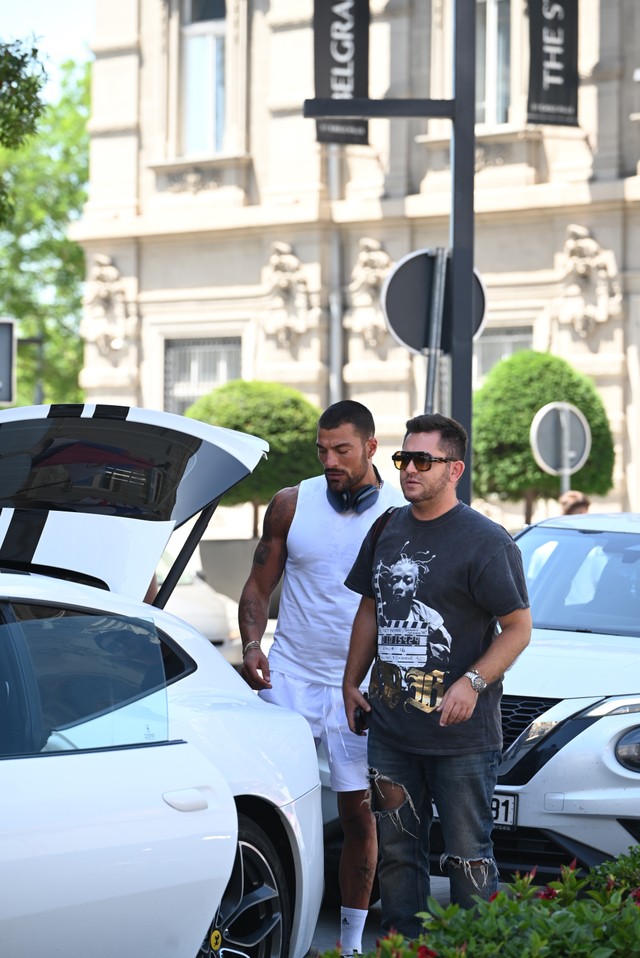 Holivudska zvezda Simon Suzine zvezda Paparaco