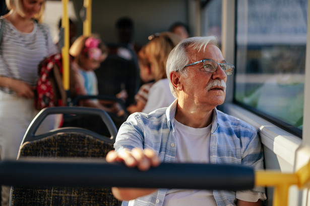 Seniorzy mogą korzystać ze zniżek na przejazdy komunikacją miejską i pociągami