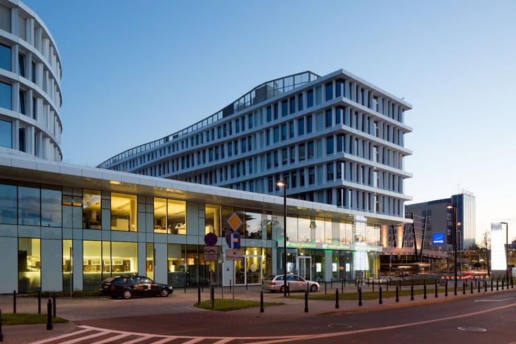 „Ten model aranżacji znany jest pod nazwą Activity Based Workplace. Pracownicy, zamiast wykonywać zadania głównie przy biurkach lub w salach konferencyjnych, mają do wyboru miejsca spotkań ad hoc, przestrzenie pracy cichej, budki telefoniczne, przestrzenie pracy projektowej. Sami decydują gdzie chcą pracować i gdzie najlepiej będą mogli wykonać zadanie” - tłumaczy Agata Mróz, socjolog z Pracowni Architektonicznej In Design. „Warto podkreślić, że nieodpowiednio zaaranżowana strefa spotkań, skutkująca niską efektywnością wykorzystania tych przestrzeni, jest jednym z problemów z jakim borykają się stare biura. Potwierdzają to wyniki badań In Design przeprowadzone w biurach przed zmianą aranżacji. Ponadto, nasze badania wskazują, że problemem jest niewystarczająca ilość przestrzeni do małych spotkań do pięciu osób, a to właśnie ten typ spotkań dominuje” – wyjaśnia Agata Mróz.