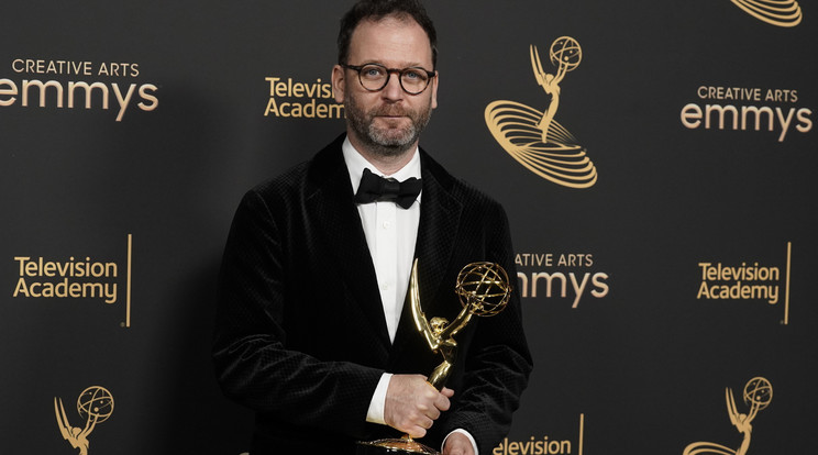 Az Emmy-díjjal kitüntetett Rév Marcell operatőr a kreatív Emmy-díjak átadási ünnepségén a Los Angeles-i Microsoft Színházban 2022. szeptember 4-én. A magyar szakember az Eufória című HBO-sorozat egy epizódjának operatőri munkájáért részesült az amerikai televíziós akadémia elismerésében / Fotó: MTI/AP/Invision/Chris Pizzello