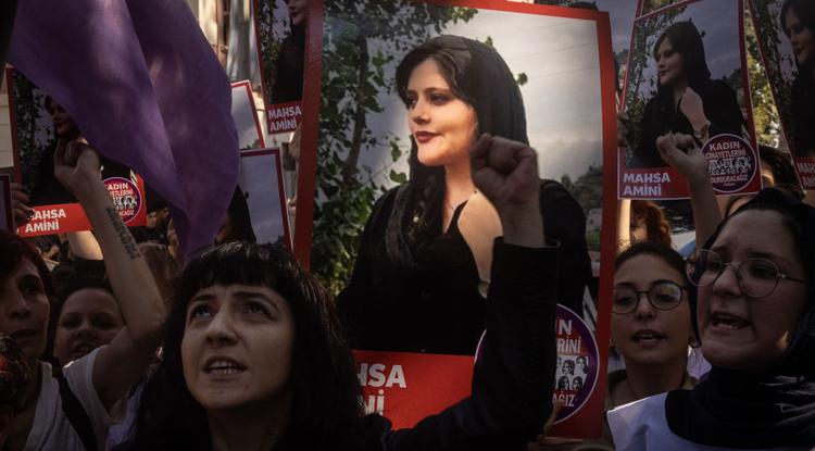 Tüntetés az isztambuli iráni nagykövetség előtt 2022. szeptember 29-én