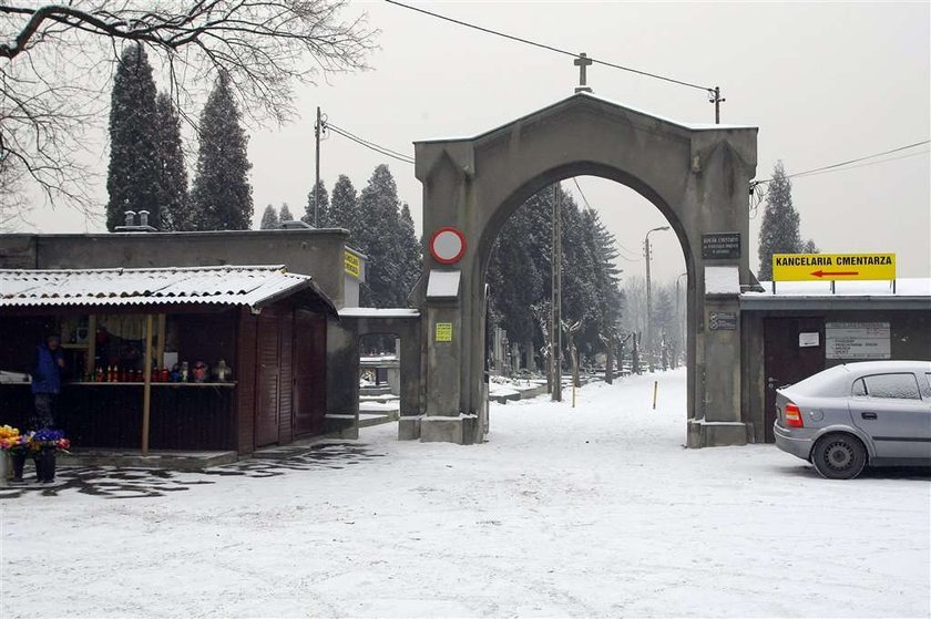 Tu spocznie śp. Madzia! W rodzinnym grobowcu od strony...