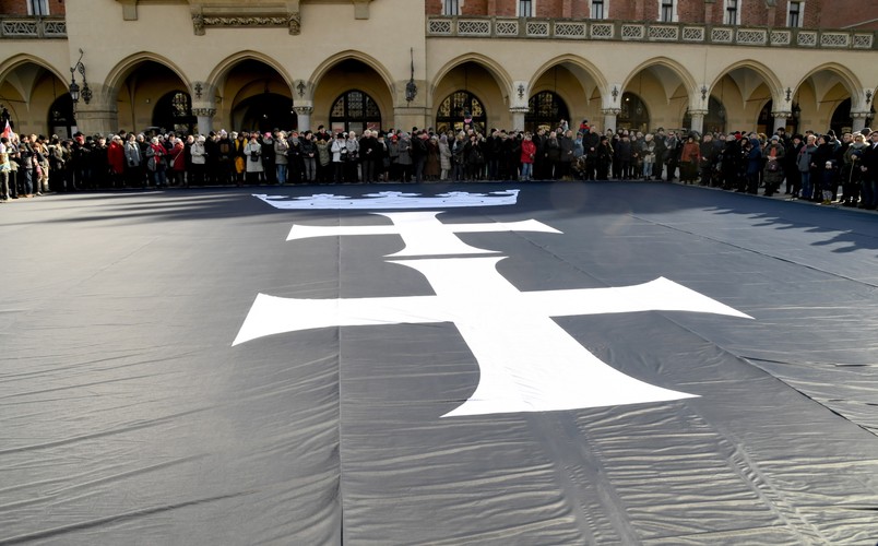 Na płytę Rynku Głównego przed Wieżą Ratuszową w Krakowie wniesiono kir z herbem Gdańska
