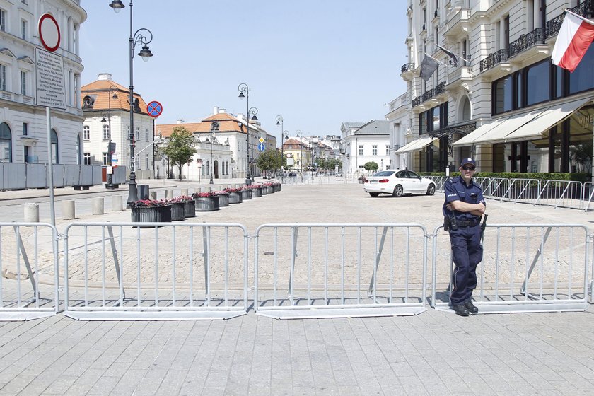 Warszawa jak twierdza - zagrodzili ulice i Plac Zamkowy