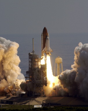 US-SPACE SHUTTLE-DISCOVERY-LAUNCH