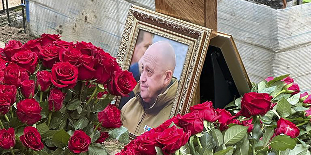 Portret na grobie Jewgienija Prigożyna na cmentarzu w Petersburgu, Rosja, 29 sierpnia 2023 r.