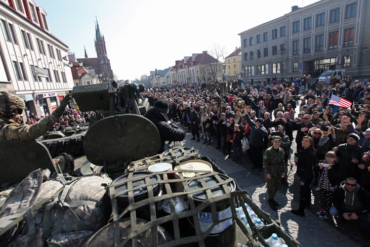 Kilkaset osób witało sojusznicze wojska. <br><br>fot. (ukit) PAP/Artur Reszko