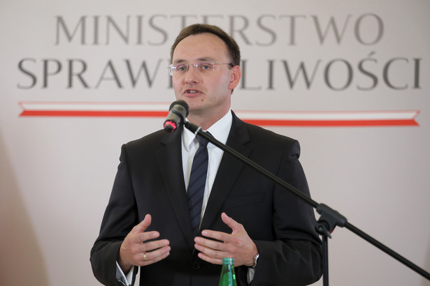 Warszawa, 01.07.2020. Rzecznik Praw Dziecka Mikołaj Pawlak podczas konferencji prasowej w siedzibie Ministerstwa Sprawiedliwości w Warszawie, 1 bm. Spotkanie dotyczyło sprawy 4-letniej Ines, córki pary lekarzy - Polski oraz Belga. (amb) PAP/Paweł Supernak