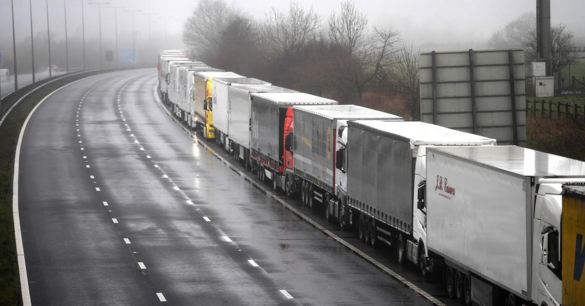 Plus de 1 500 camions bloqués à la frontière britannique en attendant d’entrer en France