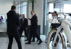 Aleksandar Vučić obisao je fabriku i razvojni centar kompanije Brose u Pancevu