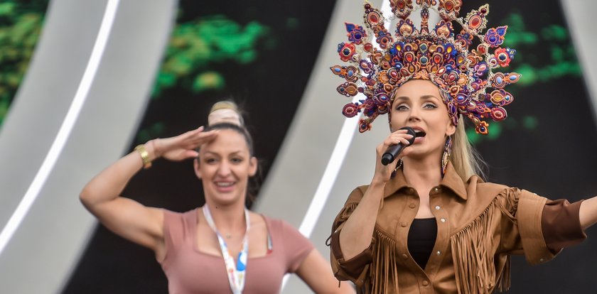 Cleo i jej zespół przywiązały to do rąk na próbie. Zostawią na koncert w Sopocie? Chodzi o ważne przesłanie