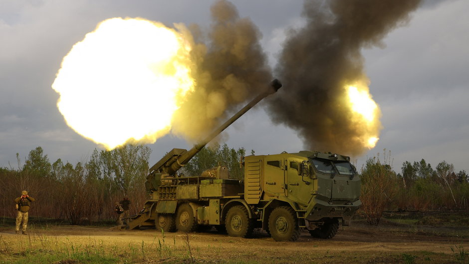 Ukraińscy żołnierze ostrzeliwują rosyjskie pozycje z samobieżnej haubicy w obwodzie charkowskim, 21 kwietnia 2024 r.