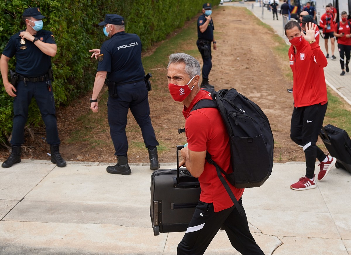 Trener piłkarskiej reprezentacji Polski Paulo Sousa w drodze do hotelu w Sewilli