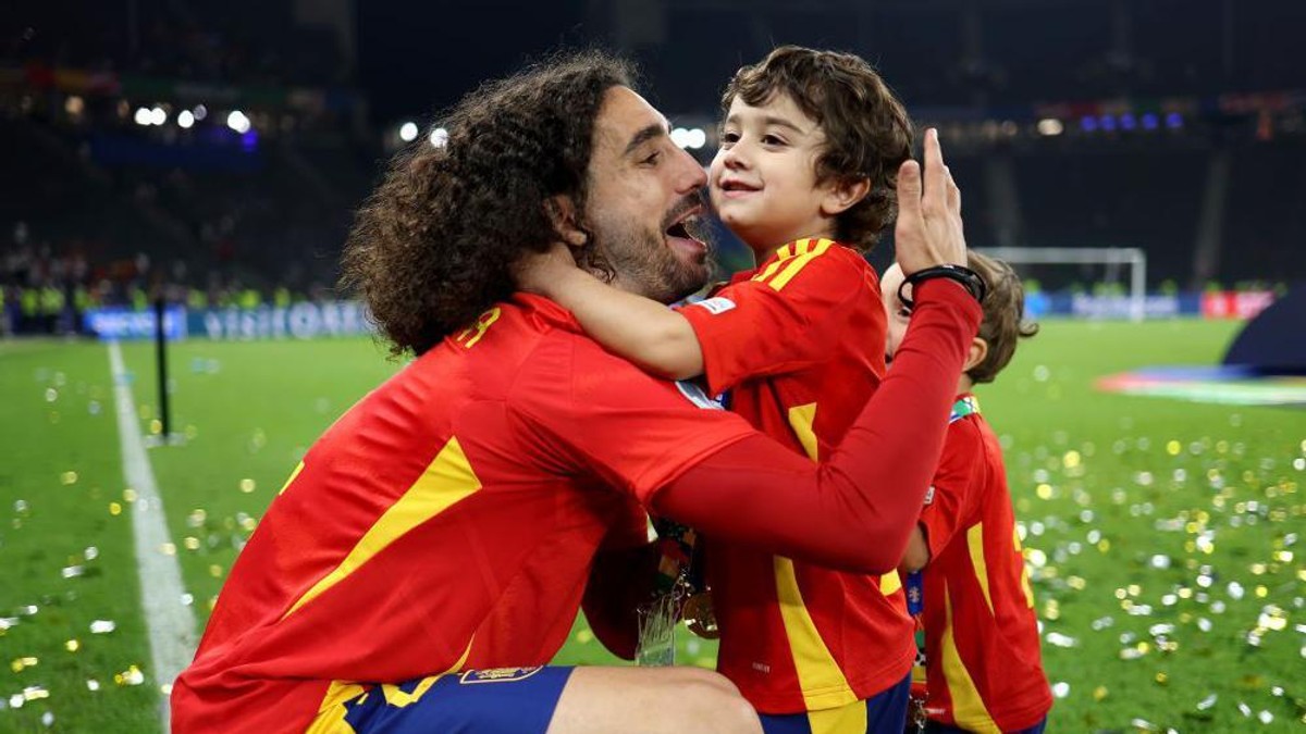 Mark Kukurelja slavi sa sinom Mateom | Foto: Getty Images