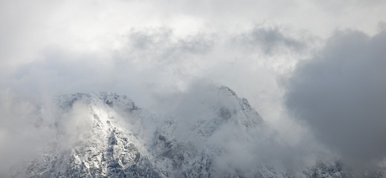Turysta utknął w Tatrach podczas śnieżycy. Nocna akcja TOPR