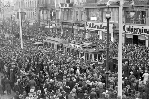 Agitacja wyborcza  w Poznaniu. Obywatele słuchają przemówień posłów i czytają ulotki wyborcze, 16 listopada 1930 r.