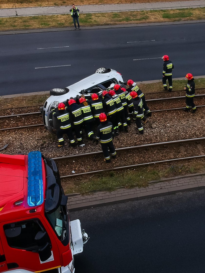 Dachowanie volkswagena na Włókniarzy w Łodzi