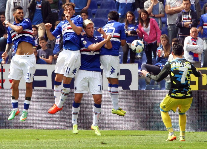 Półnaga kibicka Sampdorii przerwała mecz w Serie A