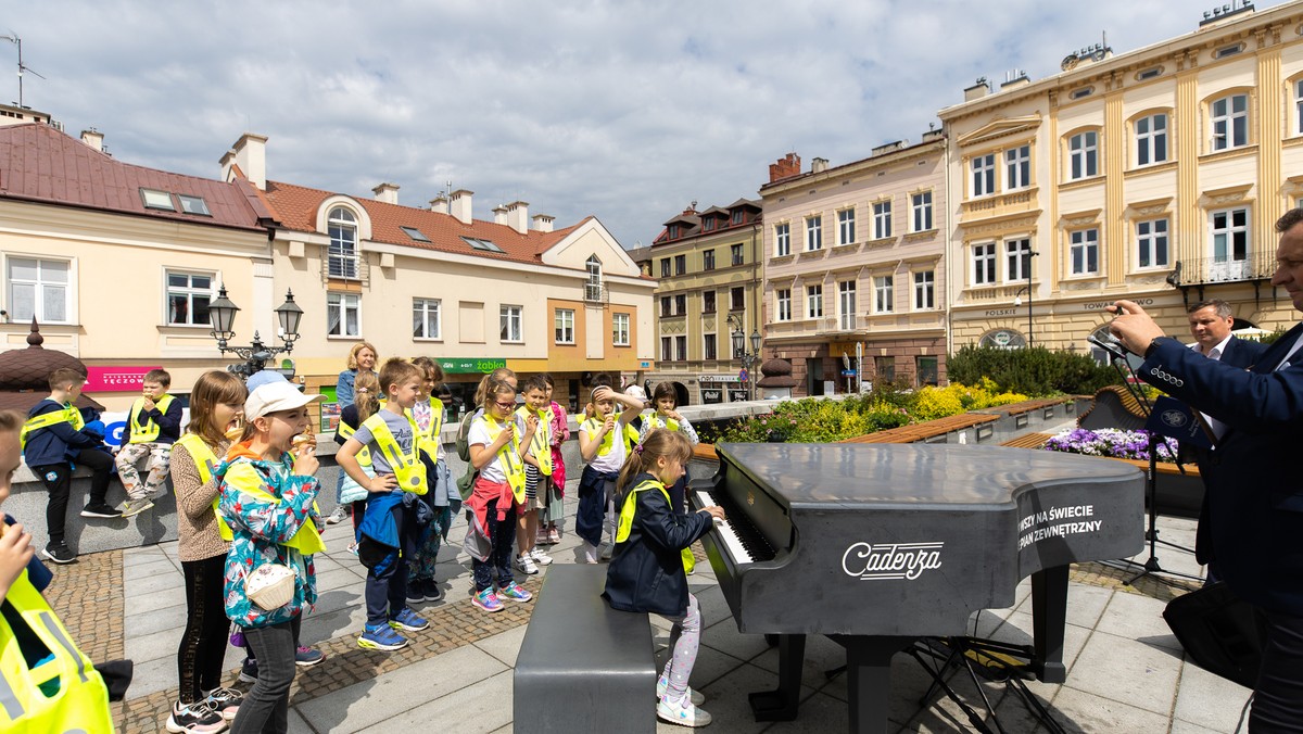 Na płycie Rynku Rzeszowa stanął w środę całoroczny fortepian Cadenza. Instrument jest odporny na każdą pogodę. Ma integrować mieszkańców, zachęcać do zabawy i wspólnego spędzania czasu przy muzyce. Mogą korzystać z niego wszyscy chętni.