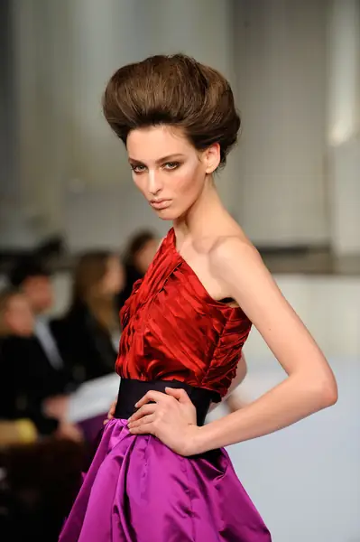 Modne fryzury / Oscar de la Renta 2009 / Fernanda Calfat / GettyImages 