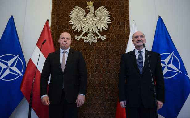 Minister obrony narodowej Antoni Macierewicz oraz minister obrony Republiki Łotewskiej Raimonds Bergmanis