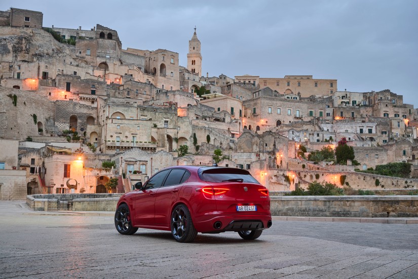 Alfa Romeo Stelvio Tributo Italiano - zdjęcie poglądowe